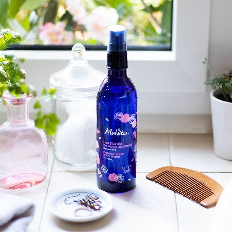 Melvita 推出有機玫瑰花水新品|全新微滲透分子噴霧,釋放玫瑰水漾保濕力量