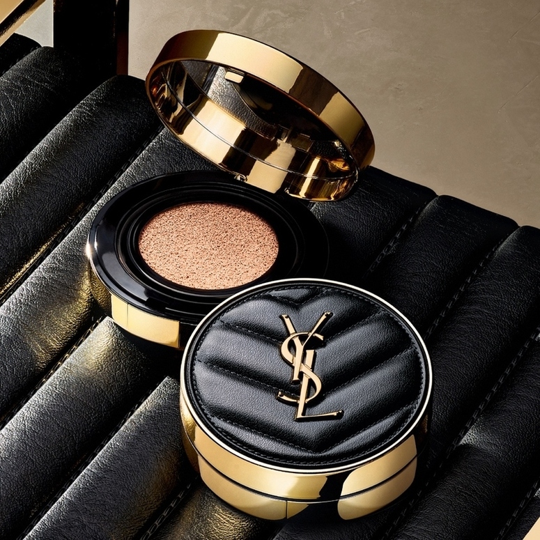 新品速報！YSL 8月1日推出新品，皇牌氣墊粉底升級換新裝，霧光妝效，清爽透薄
